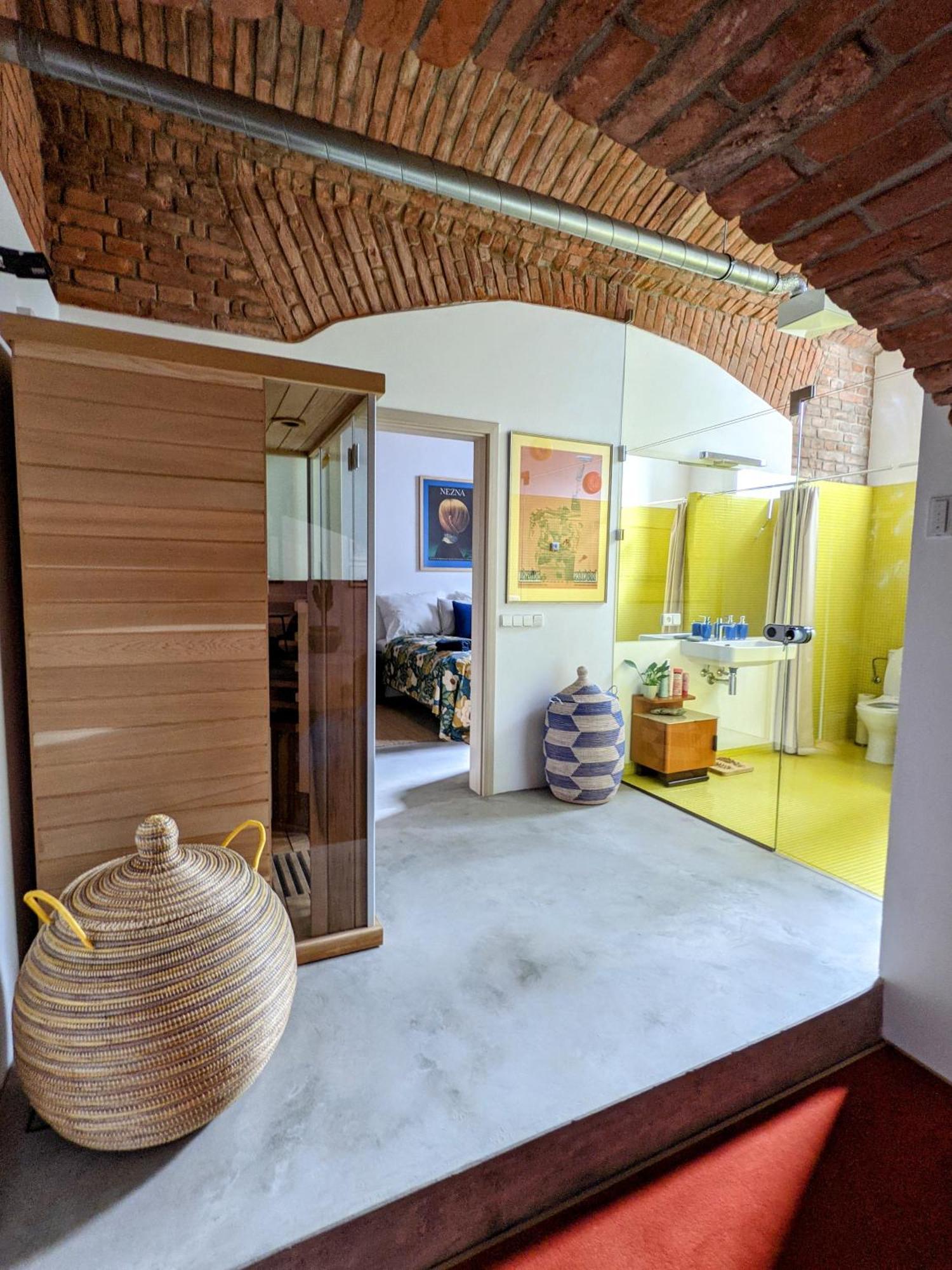 Romantic And Atypical Apartments In Prague'S Montmartre Eksteriør bilde
